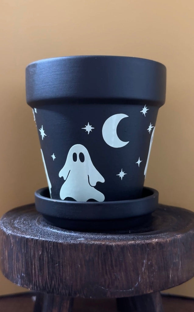 From the dark of night, the moon appears and casts a haunted glow. Perfect for a haunted garden, this black planter is made complete with 4 cute spooky ghosts, stars and a crescent moon to enhance your decor. 