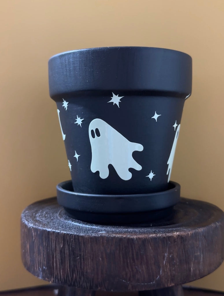 From the dark of night, the moon appears and casts a haunted glow. Perfect for a haunted garden, this black planter is made complete with 4 cute spooky ghosts, stars and a crescent moon to enhance your decor. 