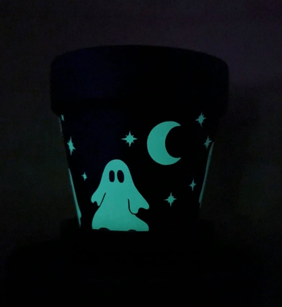 From the dark of night, the moon appears and casts a haunted glow. Perfect for a haunted garden, this black planter is made complete with 4 cute spooky ghosts, stars and a crescent moon to enhance your decor. 